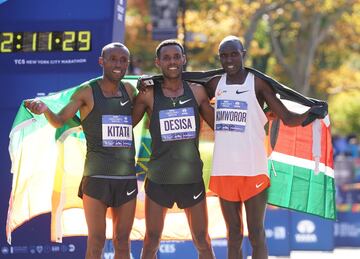 Los ganadores de la prueba masculina de la Maratón de Nueva York Lelisa Desisa de Etiopía, Shura Kitata de Etiopía y Geoffrey Kamworor de Kenia posan tras cruzar la meta. 