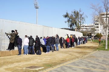 Los aficionados no quieren perderse el entrenamiento del Real Madrid. 