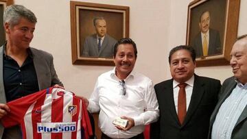 12/03/17 ATLETICO DE MADRID
MIGUEL ANGEL GIL MARIN CON LAS AUTORIDADES DE SAN LUIS POTOSI MEXICO