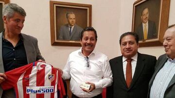 12/03/17 ATLETICO DE MADRID 
 MIGUEL ANGEL GIL MARIN CON LAS AUTORIDADES DE SAN LUIS POTOSI MEXICO
 