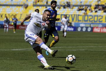 El jugador de Universidad de Chile Mauricio Pinilla controla la pelota durante el partido de primera division disputado contra Everton en el Estadio Sausalito de Vina del Mar, Chile.