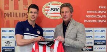 Marko van Ginke, llega al PSV Eindhoven en calidad de cedido procedente del Chelsea. En la foto con el director deportivo Marcel Brands.