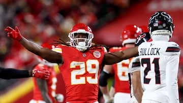 KANSAS CITY, MISSOURI - JANUARY 18: Kareem Hunt #29 of the Kansas City Chiefs celebrates a first down against the Houston Texans during the fourth quarter in the AFC Divisional Playoff at GEHA Field at Arrowhead Stadium on January 18, 2025 in Kansas City, Missouri. Jamie Squire/Getty Images/AFP (Photo by JAMIE SQUIRE / GETTY IMAGES NORTH AMERICA / Getty Images via AFP)