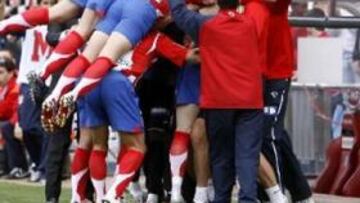 <b>JUSTA RECOMPENSA.</b> Así celebraron los jugadores atléticos el importantísimo gol de Torres.