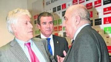 <b>COMPARECENCIA. </b>Juan Guillamón, a la izquierda, habla con Trujillo con Manolo Álvarez de fondo.