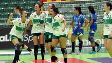 Las jugadoras del Elche celebran su victoria ante el Bera Bera en la Copa de la Reina de 2020.