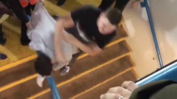 ¡Viva el karma! Va a dar un puñetazo y cae rodando por las escaleras un piso entero