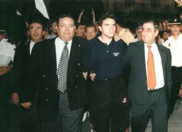 Juanma Lillo junto al presidente Juan Jos¨¦ Hidalgo en el ascenso a primera divisi¨®n del Salamanca en la temporada 1994-1995.