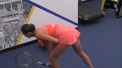 La tenista bielorrusa Aryna Sabalenka estrella su raqueta contra el suelo tras perder la final femenina del US Open.