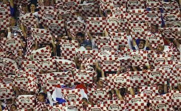 Vatreni (Fuego) o Equipo ajedrezado por la disposición de los colores blanco y rojo en su escudo nacional. Representan desde 1940 a la Federación Croata de Fútbol en las competiciones oficiales organizadas por la UEFA y la FIFA.