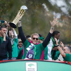 Unicaja: la celebración del título de Copa por las calles de Málaga en imágenes