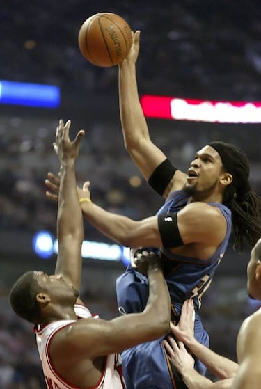 Le niegan un asiento a Etan Thomas por su color de piel