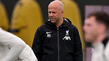 Slot quiere seriedad para enfrentar a Tottenham.