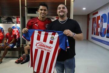 Andy Ruiz posando con Jeús Molina, jugador de Chivas previo a un partido del Apertura 2019 de la Liga MX.