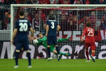 Manuel Neuer para el penalti a Fernando Torres. 