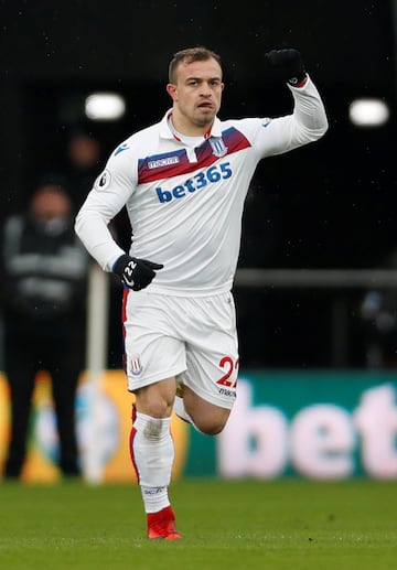 El jugador del Stoke City  Xherdan Shaqiri celebra un gol con su equipo en 2018.