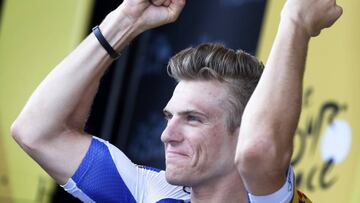 FR018 BERGERAC (FRANCIA) 11/07/2017.- El ciclista alem&aacute;n Marcel Kittel del Quick Step Floors celebra su victoria en el podio tras la d&eacute;cima etapa del Tour de Francia, con un recorrido de 178 km entre P&eacute;rigueux y Bergerac (Francia) hoy, 11 de julio de 2017. EFE/Robert Ghement