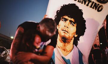 Un padre y su hija lloran la muerte de Diego Armando Maradona.