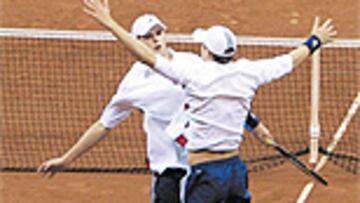 <b>"CHESTBUMPING" AL FIN. </b>Los Bryan se dieron el pecho al final.