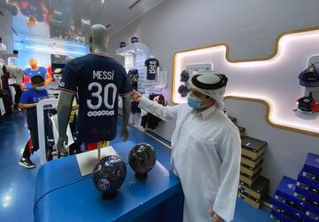 Numerosos aficionados del Paris Saint-Germain se han agolpado en la puerta de la tienda oficial del estadio para conseguir una camiseta del astro argentino.