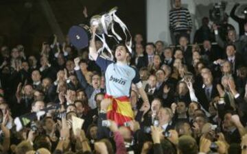 20-04-2011. El Real Madrid se proclamó campeón de la Copa del Rey 2011 al vencer al Barcelona por 0-1 en la final. El capitán Iker Casillas levanta el trofeo.