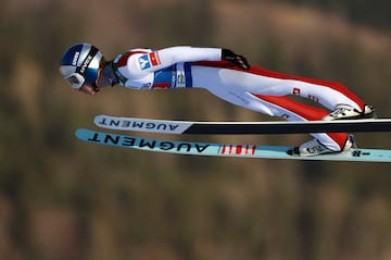 Daniel Tschofenig, en uno de sus saltos en el trampolín de Garmisch.