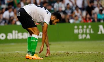 Rubén Alves, del Racing, durante el partido frente al Oviedo.