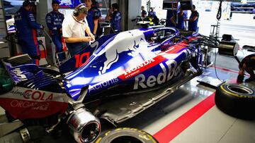 SUZUKA, JAPAN - OCTOBER 06: The Scuderia Toro Rosso team prepare the car of Pierre Gasly of France and Scuderia Toro Rosso in the garage before qualifying for the Formula One Grand Prix of Japan at Suzuka Circuit on October 6, 2018 in Suzuka. (Photo by Peter Fox/Getty Images)