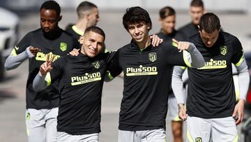 Torreira y Jo&atilde;o F&eacute;lix, con Gim&eacute;nez detr&aacute;s, en el entrenamiento del Atl&eacute;tico.