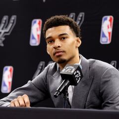 Victor Wembanyama firma su contrato oficial con los San Antonio Spurs