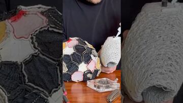 ¡Dame diez! Fan crea balón con cascajo de zapatos de futbol