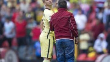 Carlos Reinoso y Darío Benedetto se hicieron de palabras el sábado pasado durante el juego entre América y Veracruz.