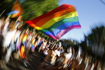 -FOTODELDIA- GRA167. MADRID, 01/07/2017.- Miles de personas recorren esta tarde las calles de Madrid durante la manifestación del Orgullo Gay 2017 con el lema "Por los derechos LGTBI en todo el mundo". EFE/J. .P. GANDUL.
