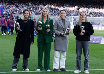 Las jugadoras del Barcelona Femenino; Mapi León, Alexia Putellas, Lucy Bronze y Keira Walsh posan con el Premio FIFA Women´s World 11 2022.