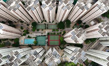 Cancha de tenis entre dos edificios de gran altura en el complejo residencial Richland Gardens en la bahía de Kowloon, Hong Kong.