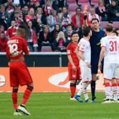 Charles Aránguiz celebra en el clásico con el Bayer Leverkusen