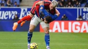 OVIEDO, 23/11/2025.- Fede Viñas (d), del Real Oviedo, en acción durante el partido de LaLiga entre el Oviedo y el Rayo Vallecano este domingo en el estadio Carlos Tartiere de la capital asturiana. EFE/ Paco Paredes