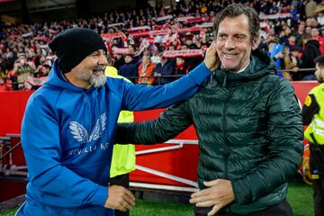 SEVILLA, 08/01/2023.- El entrenador del Sevilla, Jorge Sampaoli (i) y Quique Sánchez Flores, técnico del Getafe, se saludan al comienzo del partido de la jornada 16 de LaLiga que Sevilla y Getafe disputan este domingo en el estadio Sánchez Pizjuán. EFE/ Julio Muñoz
