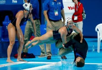 Las jugadoras estadounideses de waterpolo celebran con su entrenador, Adam Krikorian, la medalla de oro del Mundial.