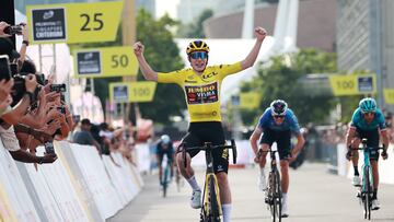 Singapore (Singapore), 30/10/2022.- Danish cyclist Jonas Vingegaard (C) of Team Jumbo-Visma celebrates after winning the Tour de France Prudential Singapore Criterium cycling race as British cyclist Christopher Froome (2-R) of Israel - Premier Tech Team and Spanish cyclist Alejandro Valverde (R) of Movistar Team (R) came in second and third respectively in Singapore, 30 October 2022. (Ciclismo, Francia, Singapur, Singapur) EFE/EPA/HOW HWEE YOUNG