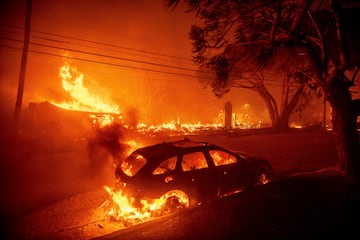 El incendio de Palisades quema veh¨ªculos y estructuras en el vecindario de Pacific Palisades en Los ?ngeles.