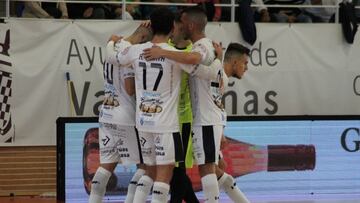 Los jugadores del Noia celebran un gol frente a Valdepeñas.