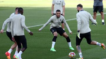 Kylian Mbappé, ante Donnarumma en el entrenamiento del PSG ayer en el Olímpic.