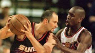 Rex Chapman (izquierda), defendido por Gary Payton durante un partido disputado en abril de 1998 entre Seattle y Phoenix.