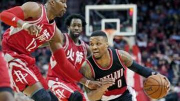 Damian Lillard dribla a Dwight Howard.