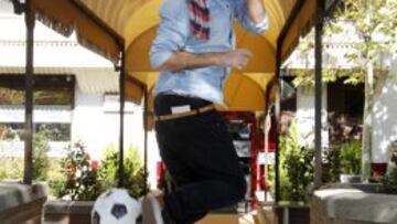 El Pescao muestra sus dotes de futbolista.