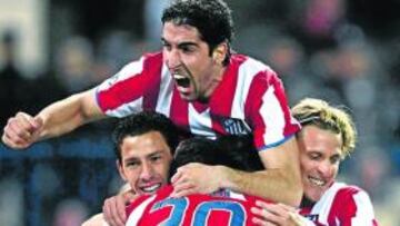 <b>ALEGRÍA. </b>Los jugadores del Atlético celebran el gol de Maxi.