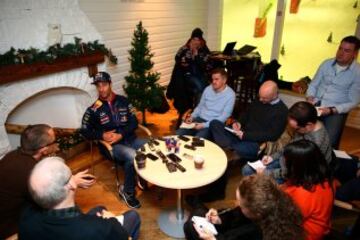 Daniel Ricciardo con los medios de comunicación en la pista de esqui Snozone en Milton Keynes 