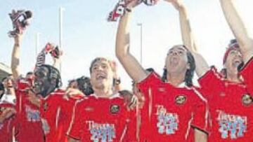 <b>LA GRAN ALEGRÍA. </b>Los jugadores del Nàstic celebran sobre Chapín el ascenso a Primera el pasado 3 de junio de 2006.
