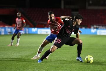 Miguel Gutiérrez trata de driblar a un jugador del Granada durante el duelo entre el equipo nazarí y el Real Madrid del pasado jueves.